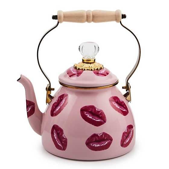 tea for two Kiss Me 2 Quart Tea Kettle, Lüks ÇaydanlıkMacKenzie-ChildsKiss Me